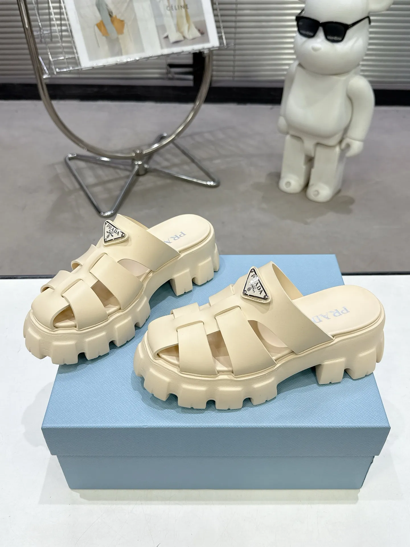 👟👟Ex-factory price 440👟👟 2025 exclusive version super popular🎊🎊🎊prada Prada triangular buckle serrated Roman thick-soled rubber foam ultra-light sandals are retro, fashionable and avant-garde, the upper perfectly restores the original craftsmanship, making the whole pair of shoes light and comfortable, full of holiday feel, bright colors💐💐💐💐 A variety of choices to satisfy fashionable people of different styles! The iconic metal triangle logo is paired with the shape of ancient beach sandals. Every design element is fashionable! Code number 35-40​